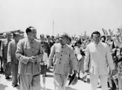 Chủ tịch Trung Quốc Mao Trạch Đông (ngoài cùng trái) đón Chủ tịch Hồ Chí Minh (giữa) tới thăm Trung Quốc vào năm 1955