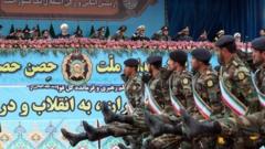 Soldados marchando em desfile militar diante das autoridades iranianas