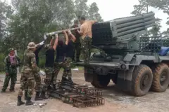 Soldados camboyanos recargan un lanzacohetes múltiple BM-21