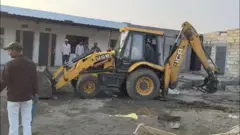 बैतूल में एक निर्माणाधीन निजी स्कूल की इमारत को बुल्डोज़र से ढहा दिया गया