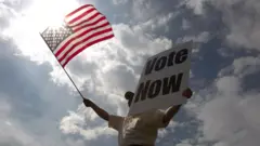 Bandera de Estados Unidos y cartel de "vote now".