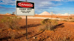 منطقه سیم‌خاردارکشیده شده و تابلویی که روی آن نوشته خطر