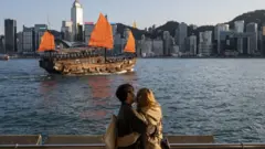 香港疫情：確診數激增下 清零與封城的討論