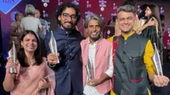 રામનાથ ગોયન્કા ઍવૉર્ડથી પુરસ્કૃત થયેલા બીબીસી પત્રકારો કીર્તિ દુબે, વિકાસ ત્રિવેદી, તેજસ વૈદ્ય અને જુગલ પુરોહિત