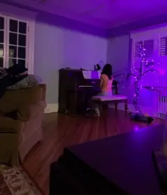 Uma menina tocando piano