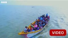 படகில் பயணிக்கும் மக்கள்