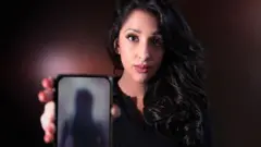 ሞባይል ዝሓዘት ጓል ኣንስተይቲ