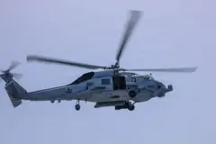 Un helicóptero MH-60R Sea Hawk —asignado al Escuadrón de Ataque Marítimo con Helicópteros (HSM) 50— despegando desde la cubierta de vuelo del destructor de misiles guiados de clase Arleigh Burke USS Thomas Hudner (DDG 116) el 4 de mayo de 2026.