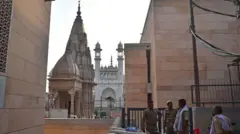 পাশাপাশি দাঁড়িয়ে থাকা কাশী বিশ্বনাথ মন্দির ও জ্ঞানবাপী মসজিদ