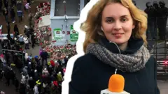 журналистка с микрофоном