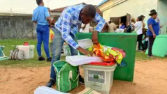 Inec Adhoc staff bendown dey check material