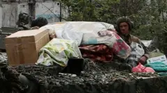 Украиналык качкын аял ушул сүрөтту көрүп, өзүнүн буюм-тайымдарын тааныганын айтып жатат