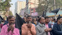 কালো পতাকা হাতে মোনাজাতে অংশ নিয়েছেন বিএনপি নেতাকর্মীরা
