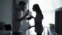 Una pareja discute por dinero
