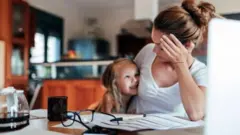 O sentimento de culpa ao tentar conciliar o tempo dedicado aos filhos e ao trabalho é algo comum, principalmente entre as mães