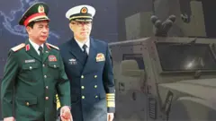Bộ trưởng Quốc phòng Việt Nam Phan Văn Giang (trái) và Bộ trưởng Quốc phòng Trung Quốc Đổng Quân 