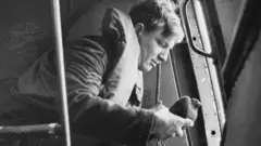 Liberando paloma mensajera desde un avión, 1941