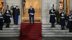 آقای بایرو در حال خروج از ساختمان برای اولین نطق رسمی خود است