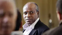  Ifoto yo mu bubiko ya muganga Sosthène Munyemana ubwo yageraga mu rukiko i Bordeaux, ku itariki ya 7 Ukwakira (10) mu 2010. 