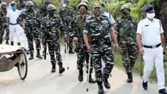 बंगाल में पहुंचे केंद्रीय बलों के जवान और विभिन्न इलाकों में रूट मार्च