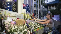 Warga meletakkan karangan bunga saat peringatan 20 tahun tragedi bom Bali di Monumen Bom Bali, Badung, Bali, Rabu (12/10/2022).