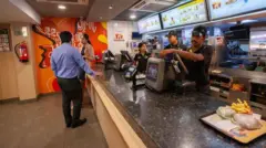 புற்றுநோயைத் தவிர்க்க சாப்பிடக்கூடாத உணவுகள்