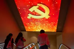 2025年7月1日，中國上海，中共一大會址紀念館內的天花板上投射著一面巨大的國旗。