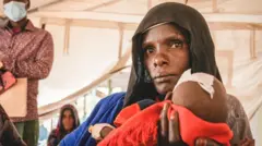 ልጇ ለሕክምና ወደ ዱፕቲ ሆስፒታል ይዛ የመጣች እናት። ግንቦት 2014