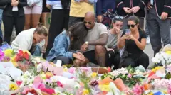 Maua kwenye ukumbusho uliotengenezwa kwa maua karibu na Ufuo wa Bondi huko Sydney
