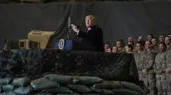 دونالد ترامپ در حال سخنرانی برای نیروهای آمریکایی در پایگاه نظامی بگرام در دوره اول ریاست‌جمهوری‌اش