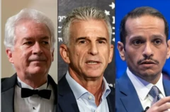 Sawirka ayaa muujinaya agaasimaha CIA William Burns, madaxa Mossad  David Barnea, iyo ra'iisul wasaaraha Qatar Sheikh Mohammed bin Abdulrahman Al Thani.
