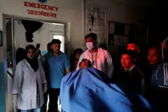Um homem ferido em um hospital para tratamento após uma enxurrada repentina em Trishuli, no Nepal.