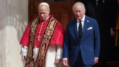 لبابا ليون الرابع عشر والملك تشارلز ملك بريطانيا يسيران في ساحة سان داماسو، أمام الملكة كاميلا ملكة بريطانيا، بعد صلاة مسكونية في كنيسة سيستين بقيادة البابا ورئيس أساقفة يورك ستيفن كوتريل، في الفاتيكان.