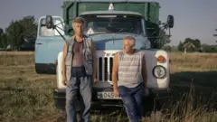 Aleksej i Oleg čekaju početak rada na terenu u selu Jelisavetino
