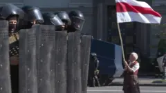 Кто такая Нина Багинская, ставшая символом протестов в Беларуси?