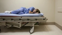 ड्युटीमा एकछिनका लागि निदाएकी नर्स