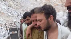 అబ్దుల్ వహాబ్‌ను శిథిలాల నుంచి ప్రాణాలతో కాపాడారు 