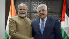 పాలస్తీనా అధ్యక్షుడు మహమ్మద్ అబ్బాస్‌తో ప్రధాన మంత్రి నరేంద్ర మోదీ