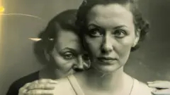 Foto em preto e branco de duas mulheres