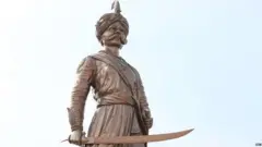 કેમ્પે ગૌડાની 108 ફૂટ ઊંચી કાંસ્ય પ્રતિમા