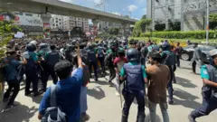 মুখোমুখি অবস্থানে পুলিশ আন্দোলনকারী