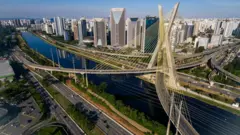 Vista da ponte estaiada da Marginal Pinheiros, em São Paulo