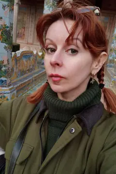 Лєна Лягушонкова у зеленій куртці