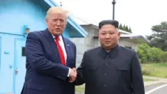 Donald Trump saluda a Kim Jong un en 2019