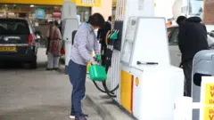 İngiltere'de benzin istasyonlarında uzun kuyruklar oluştu.