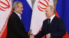 Putin y el presidente iraní, Masoud Pezeshkian, en Moscú en 2025.