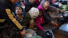 الأطفال والكبار يتزاحمون للحصول على المساعدات الغذائية.