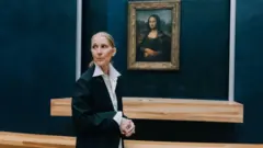 سيلين ديون أمام لوحة الموناليزا في باريس