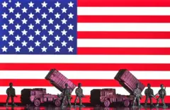 Установки Patriot на тлі американського прапора