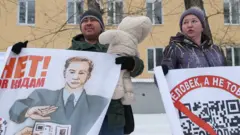 Участники пикета против введения системы QR-кодов